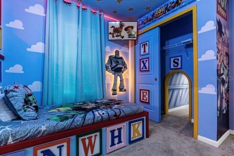 En Venta: $1,100,000 (9 camas, 6 baños, 4363 Pies cuadrados)