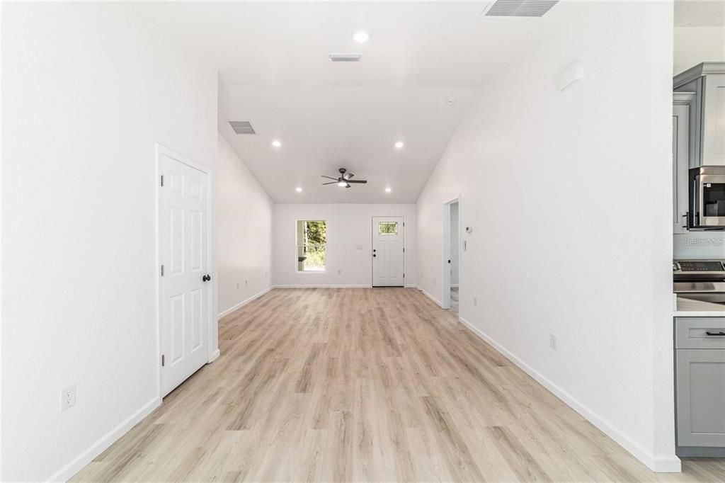 For Sale: $215,000 (3 beds, 2 baths, 1157 Square Feet)