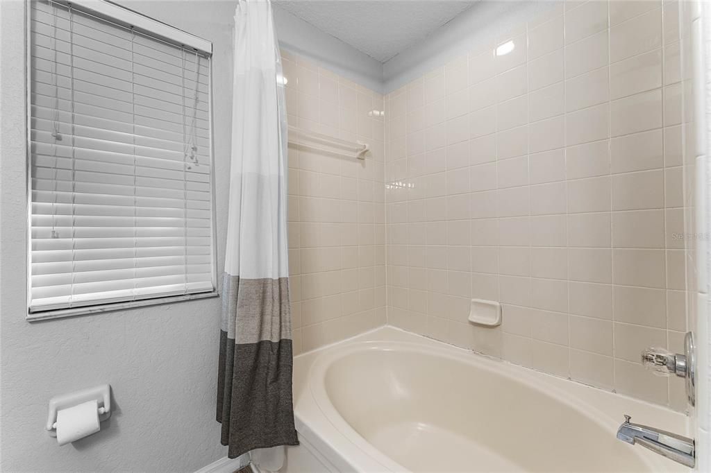 На продажу: $300,000 (3 спален, 3 ванн, 1457 Квадратных фут)