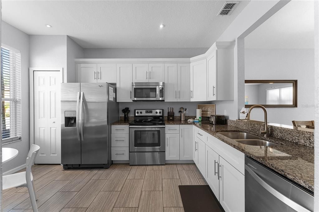 На продажу: $300,000 (3 спален, 3 ванн, 1457 Квадратных фут)