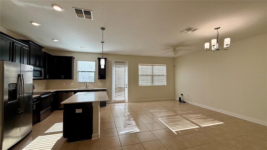 En Renta: $2,300 (4 camas, 3 baños, 2016 Pies cuadrados)