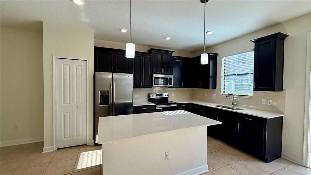 En Renta: $2,300 (4 camas, 3 baños, 2016 Pies cuadrados)