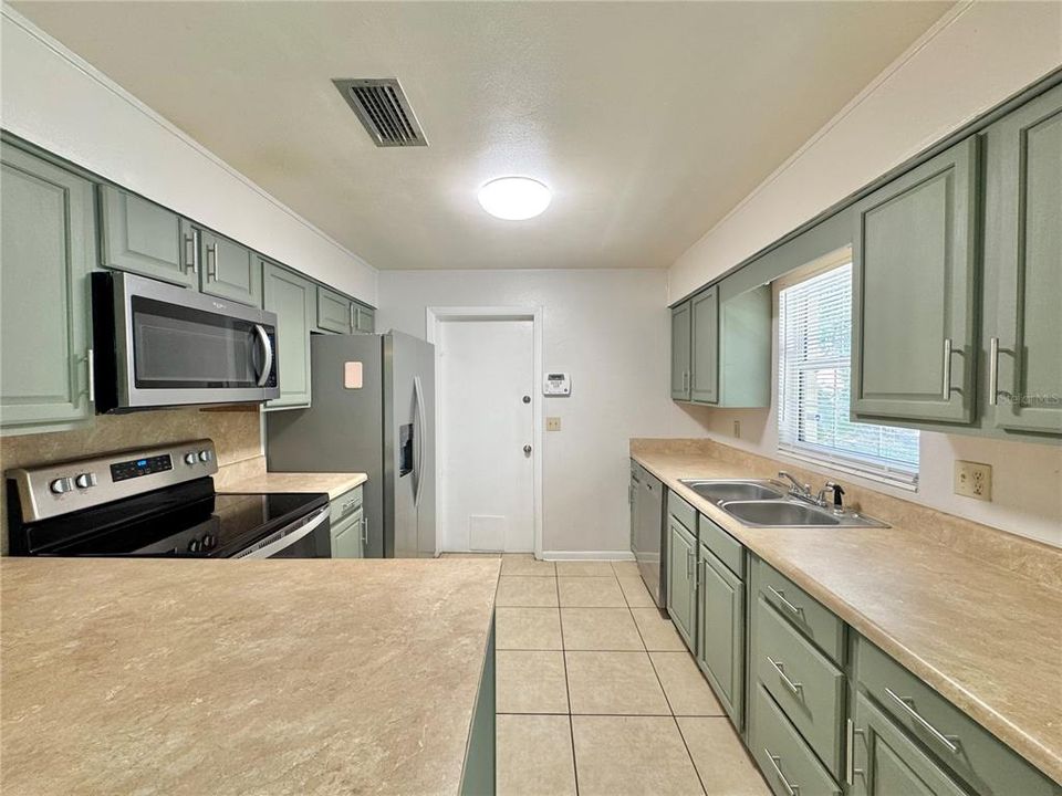 For Sale: $230,000 (3 beds, 2 baths, 1302 Square Feet)