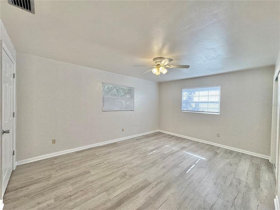 For Sale: $230,000 (3 beds, 2 baths, 1302 Square Feet)