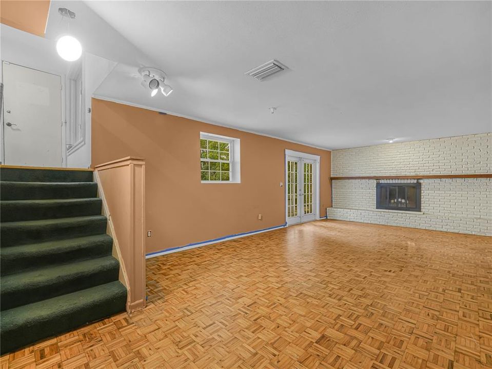 For Sale: $400,000 (5 beds, 3 baths, 2579 Square Feet)