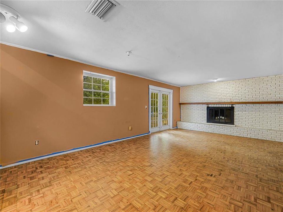 For Sale: $400,000 (5 beds, 3 baths, 2579 Square Feet)