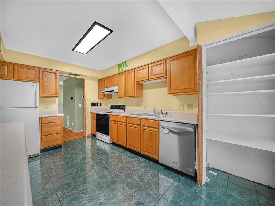 For Sale: $400,000 (5 beds, 3 baths, 2579 Square Feet)