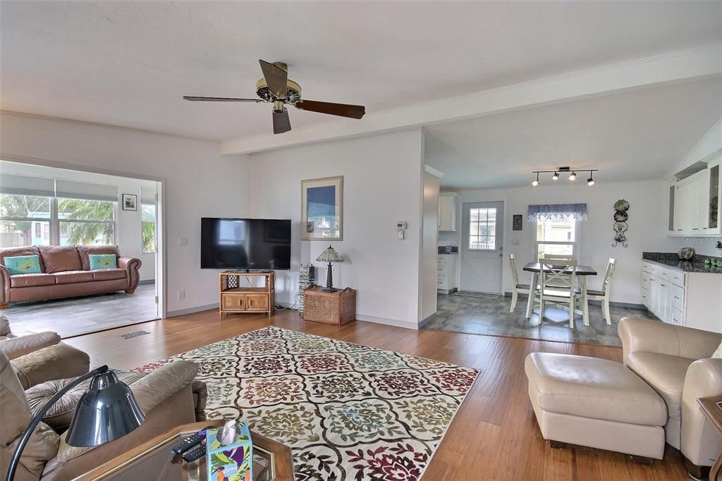 For Sale: $275,000 (2 beds, 2 baths, 1620 Square Feet)