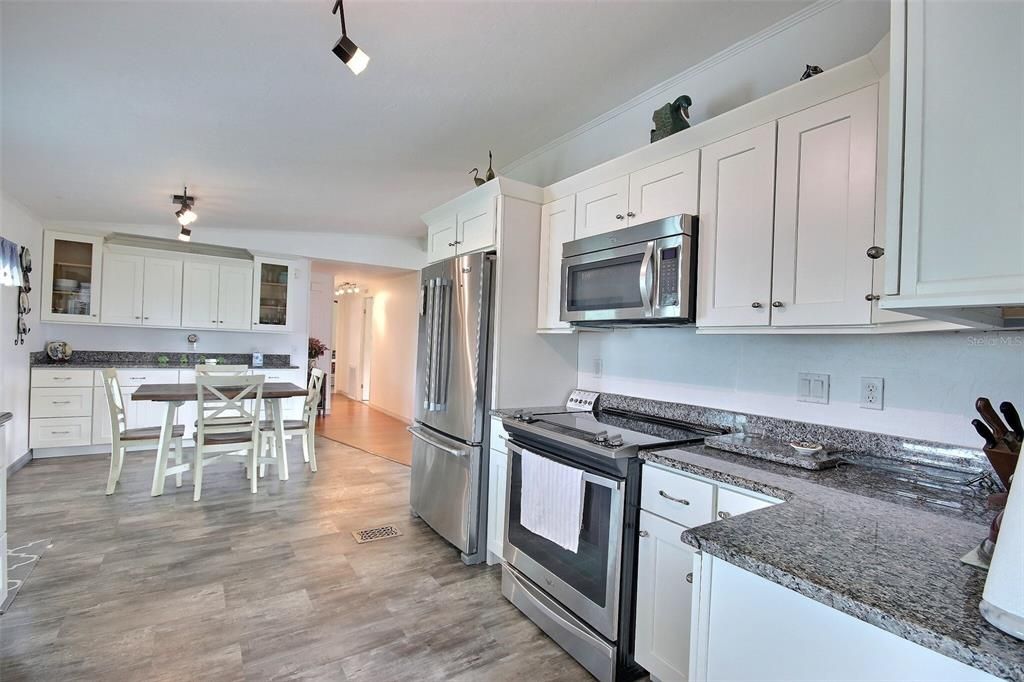 For Sale: $275,000 (2 beds, 2 baths, 1620 Square Feet)