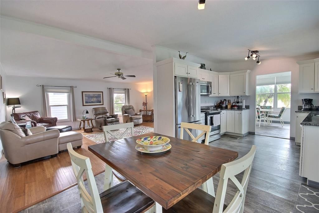 For Sale: $275,000 (2 beds, 2 baths, 1620 Square Feet)