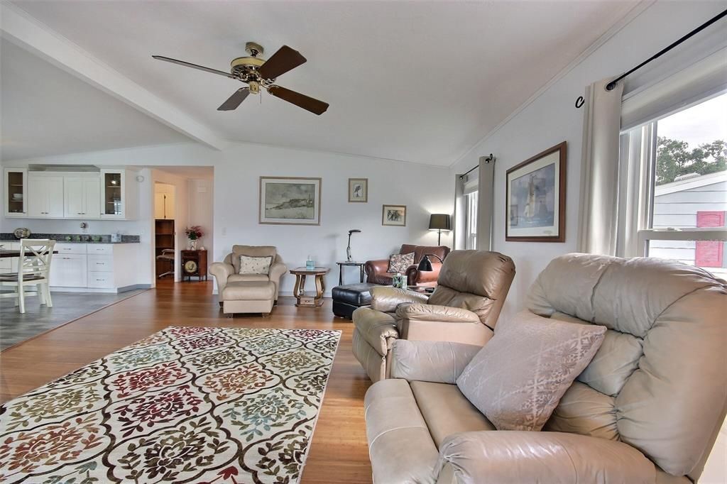 For Sale: $275,000 (2 beds, 2 baths, 1620 Square Feet)