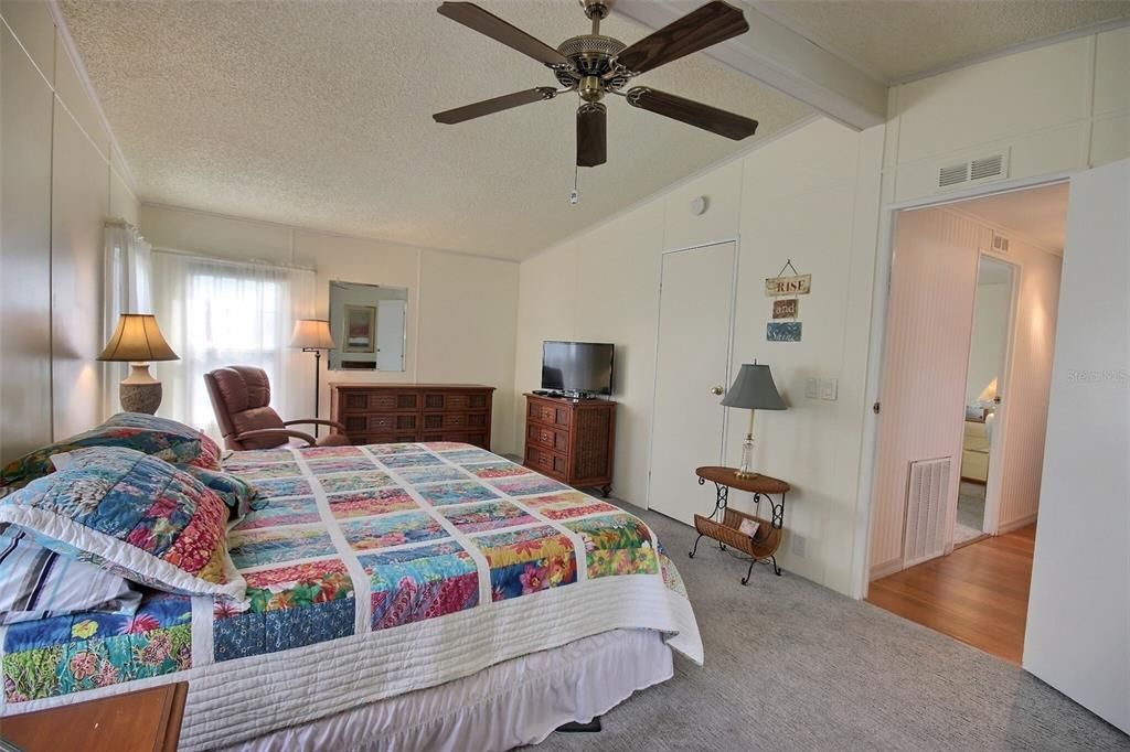 For Sale: $275,000 (2 beds, 2 baths, 1620 Square Feet)