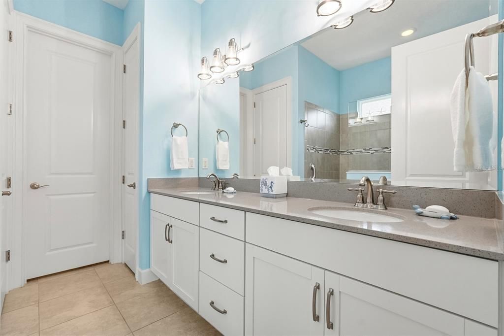 For Sale: $1,050,000 (3 beds, 2 baths, 1975 Square Feet)