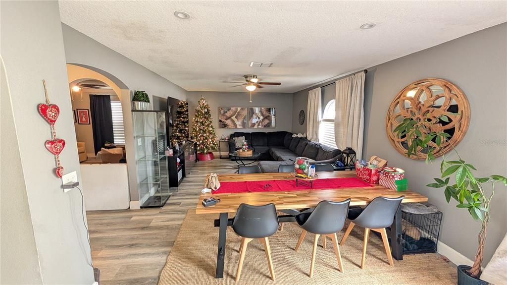 En Renta: $2,400 (4 camas, 2 baños, 2250 Pies cuadrados)