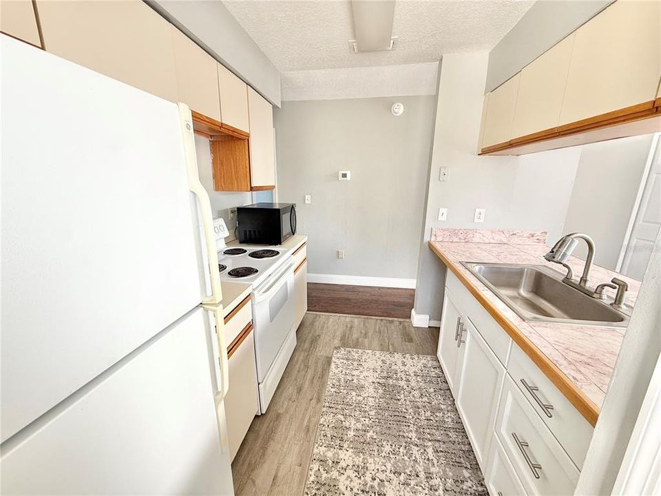 For Sale: $199,900 (3 beds, 2 baths, 1250 Square Feet)