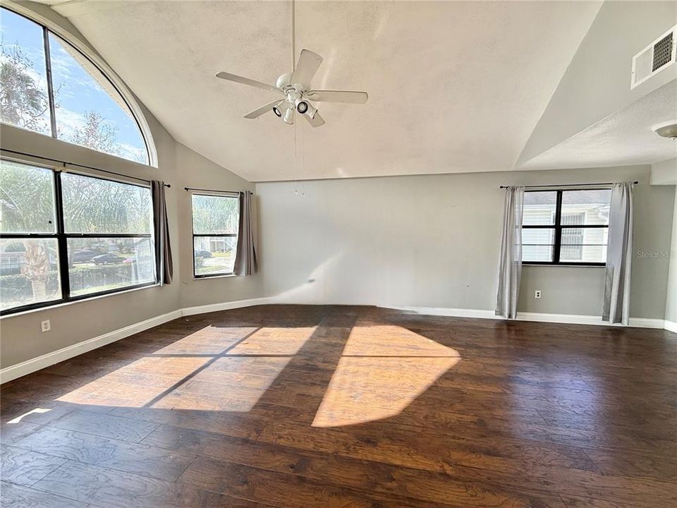 For Sale: $199,900 (3 beds, 2 baths, 1250 Square Feet)