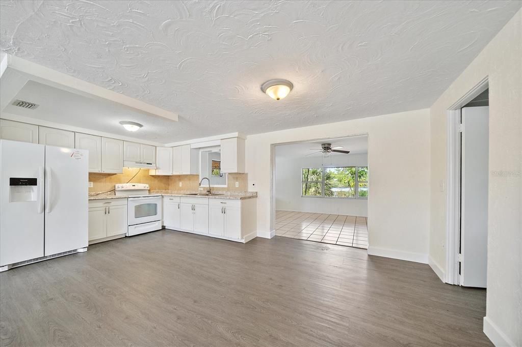 For Sale: $535,000 (6 beds, 0 baths, 3082 Square Feet)