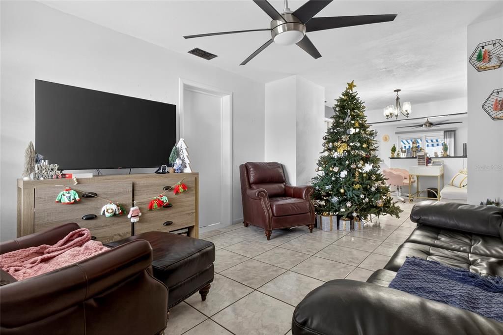 En Venta: $455,000 (5 camas, 2 baños, 1350 Pies cuadrados)