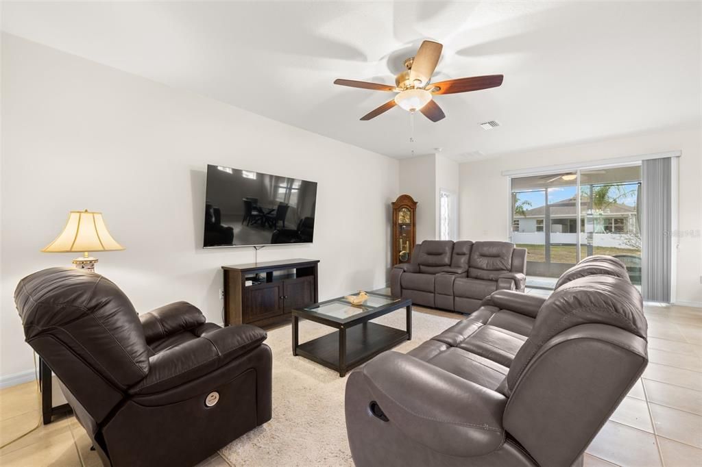 В аренду: $2,100 (4 спален, 2 ванн, 2077 Квадратных фут)