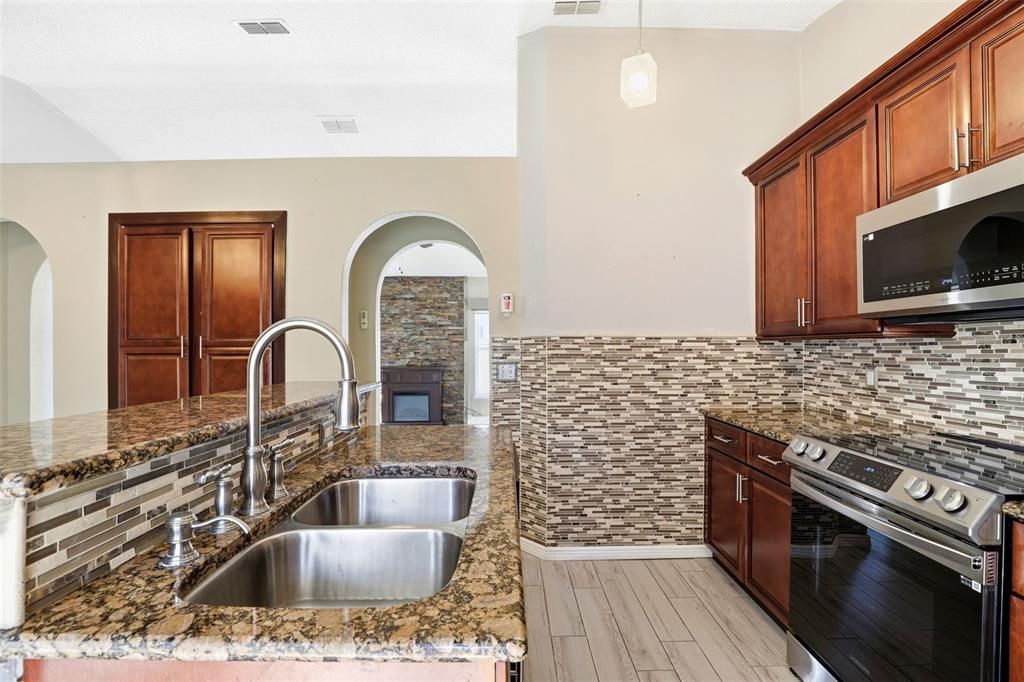 En Venta: $340,000 (3 camas, 2 baños, 1176 Pies cuadrados)