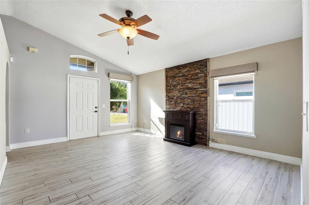 En Venta: $340,000 (3 camas, 2 baños, 1176 Pies cuadrados)