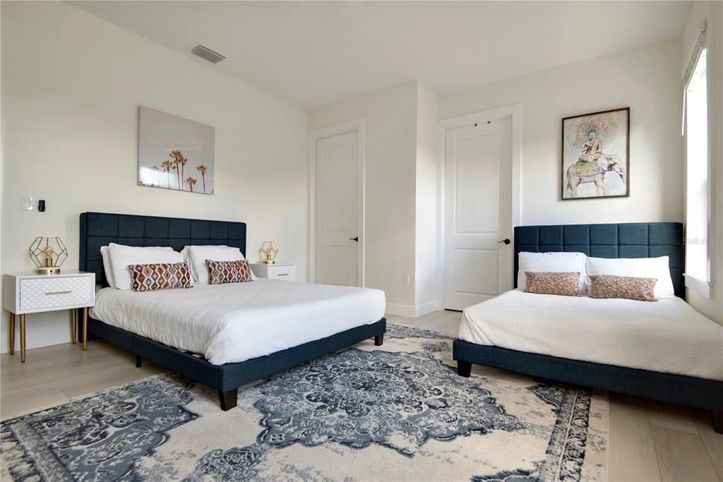 En Venta: $615,000 (3 camas, 3 baños, 2424 Pies cuadrados)