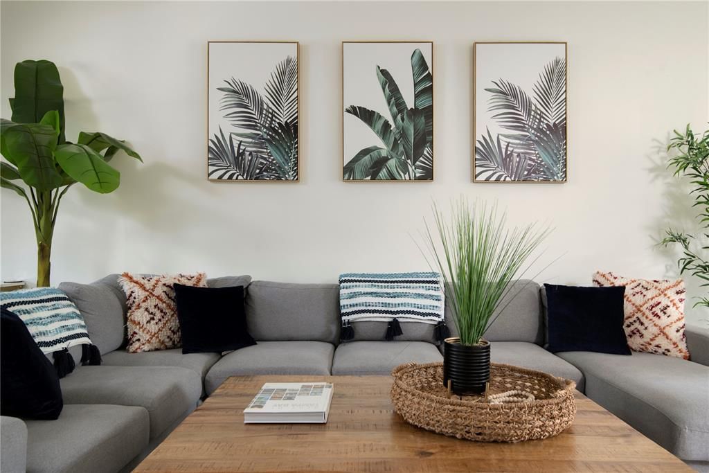 En Venta: $615,000 (3 camas, 3 baños, 2424 Pies cuadrados)