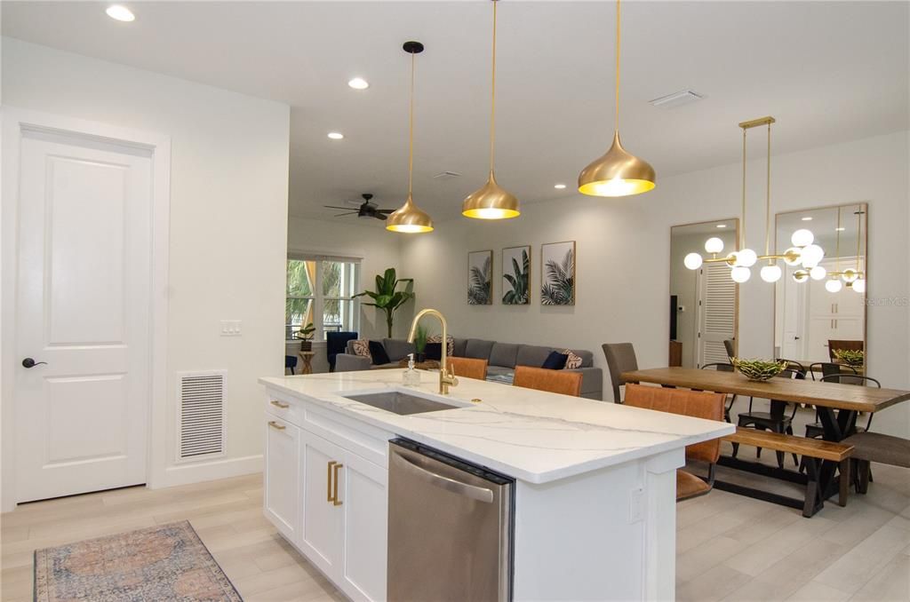 En Venta: $615,000 (3 camas, 3 baños, 2424 Pies cuadrados)