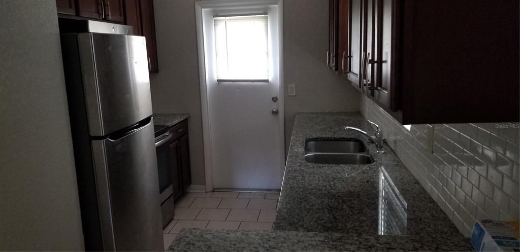 For Rent: $1,400 (3 beds, 1 baths, 864 Square Feet)