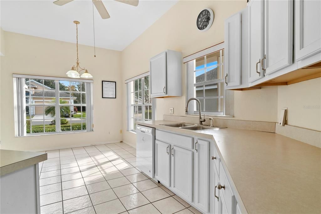 待售: $260,000 (2 贝兹, 2 浴室, 1589 平方英尺)