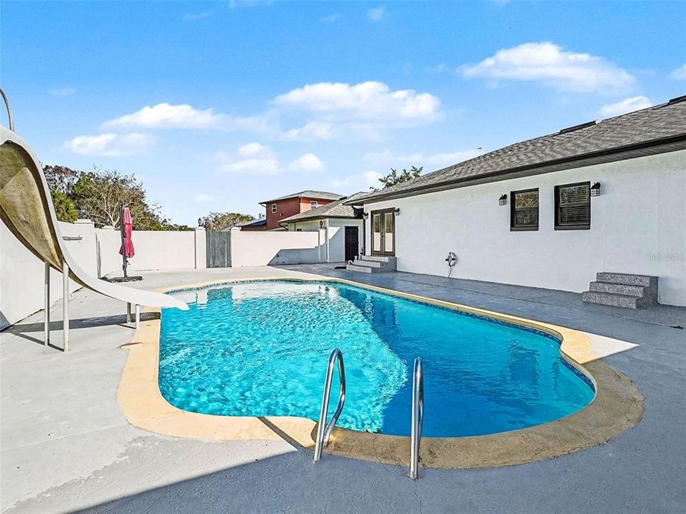 For Sale: $1,000,000 (6 beds, 4 baths, 4457 Square Feet)