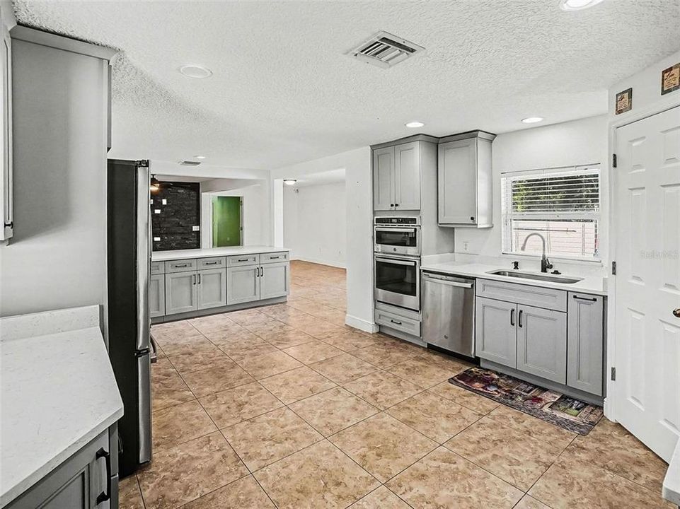 For Sale: $1,000,000 (6 beds, 4 baths, 4457 Square Feet)