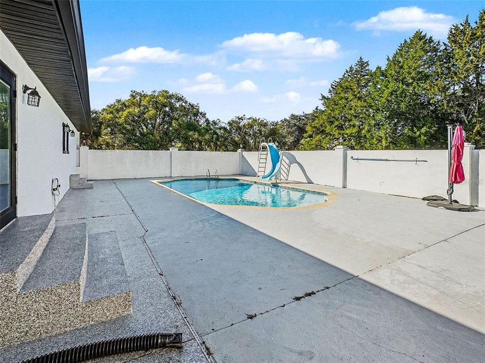 For Sale: $1,000,000 (6 beds, 4 baths, 4457 Square Feet)