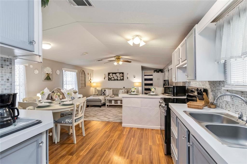 待售: $136,000 (2 贝兹, 2 浴室, 896 平方英尺)