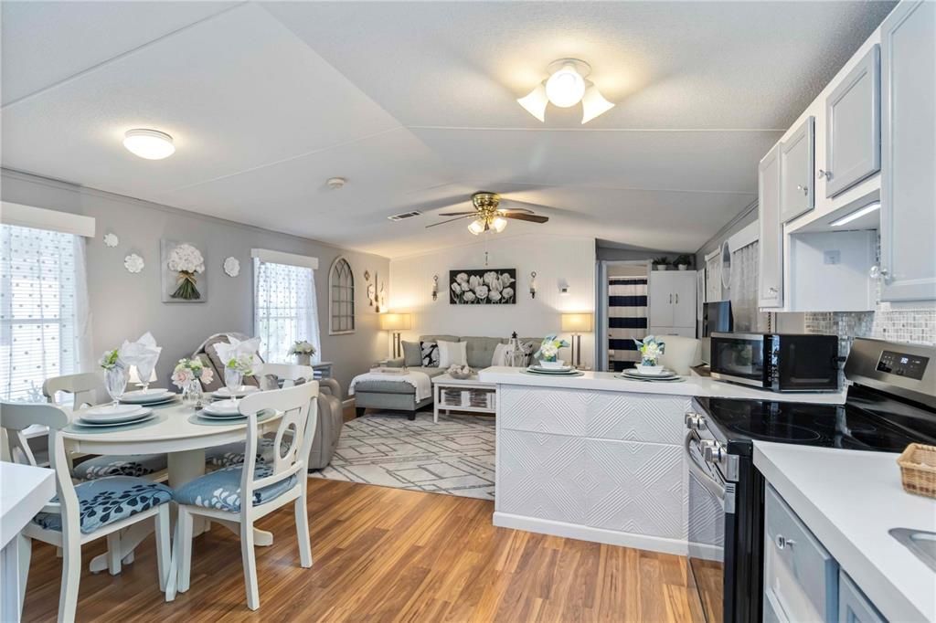 待售: $136,000 (2 贝兹, 2 浴室, 896 平方英尺)