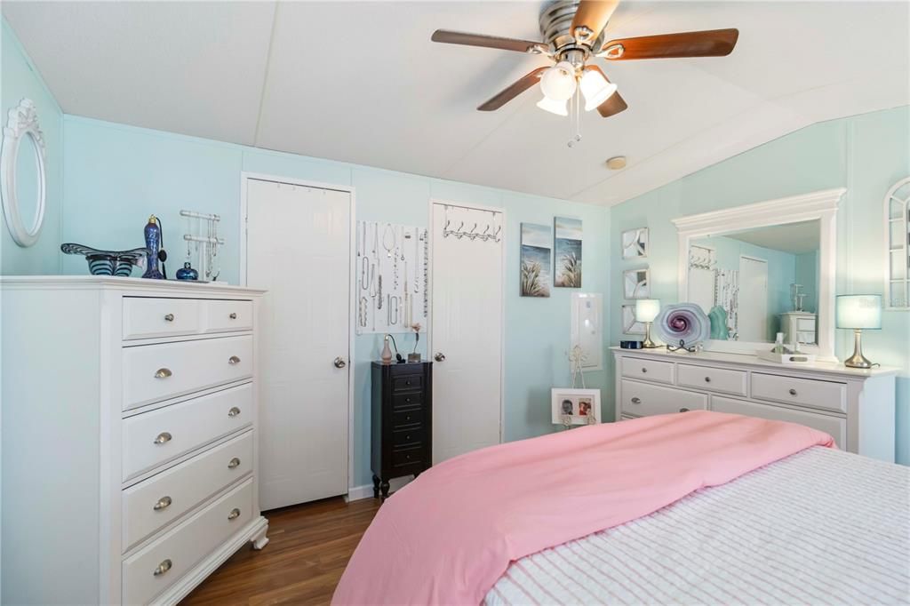 待售: $136,000 (2 贝兹, 2 浴室, 896 平方英尺)