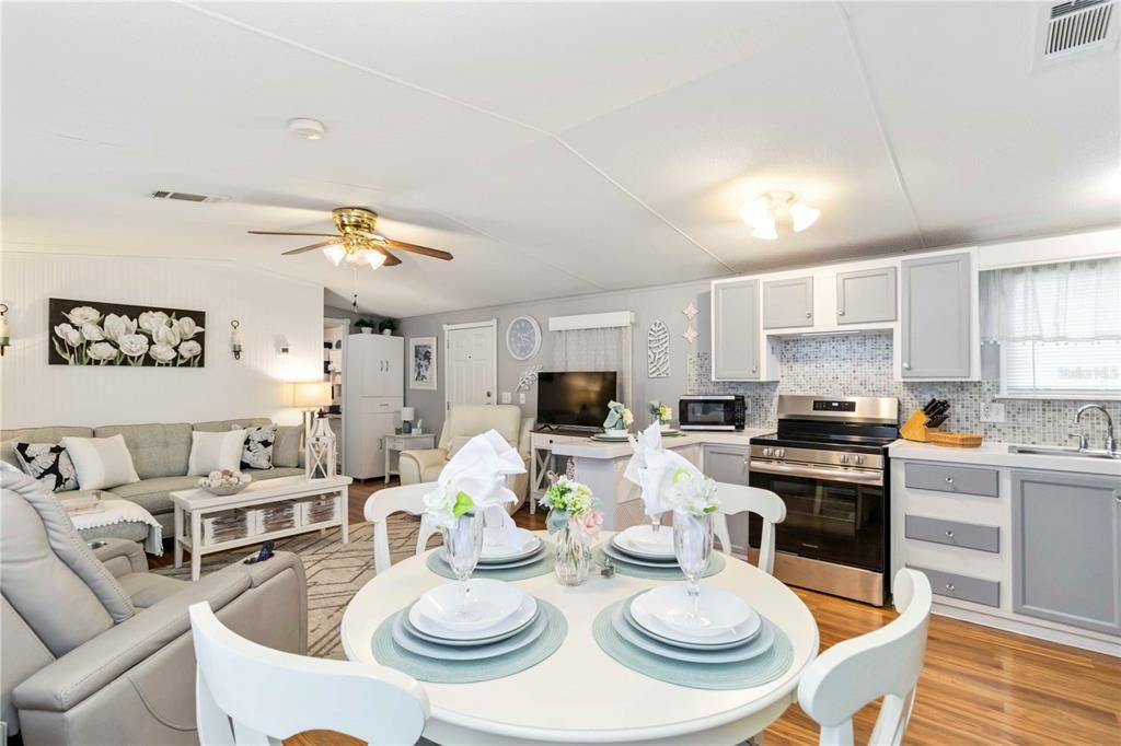 待售: $136,000 (2 贝兹, 2 浴室, 896 平方英尺)