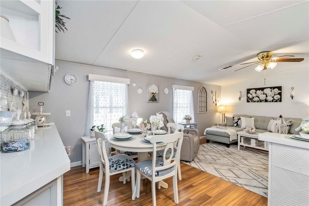 待售: $136,000 (2 贝兹, 2 浴室, 896 平方英尺)