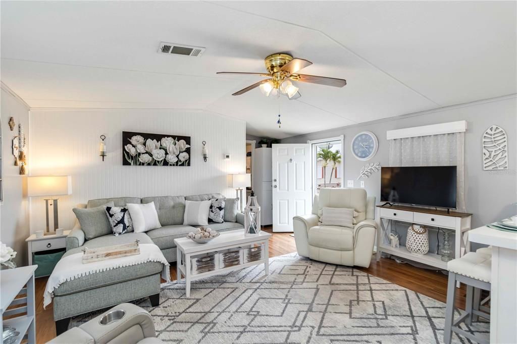 待售: $136,000 (2 贝兹, 2 浴室, 896 平方英尺)