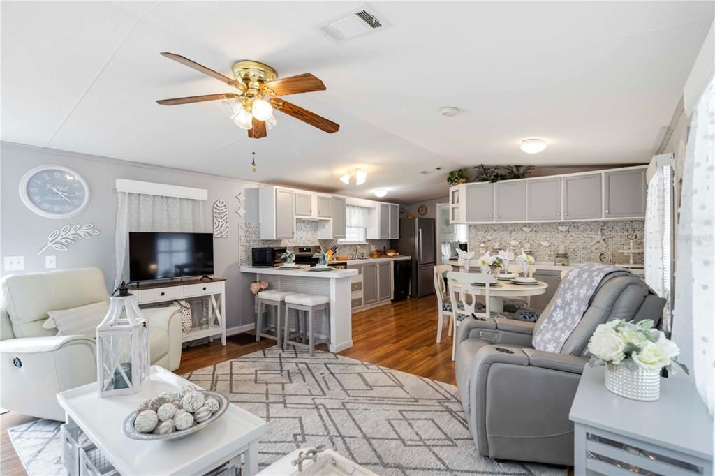 待售: $136,000 (2 贝兹, 2 浴室, 896 平方英尺)