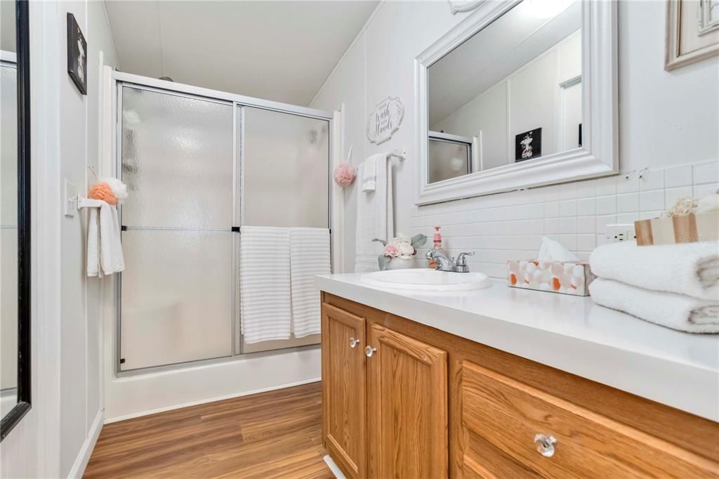 待售: $136,000 (2 贝兹, 2 浴室, 896 平方英尺)