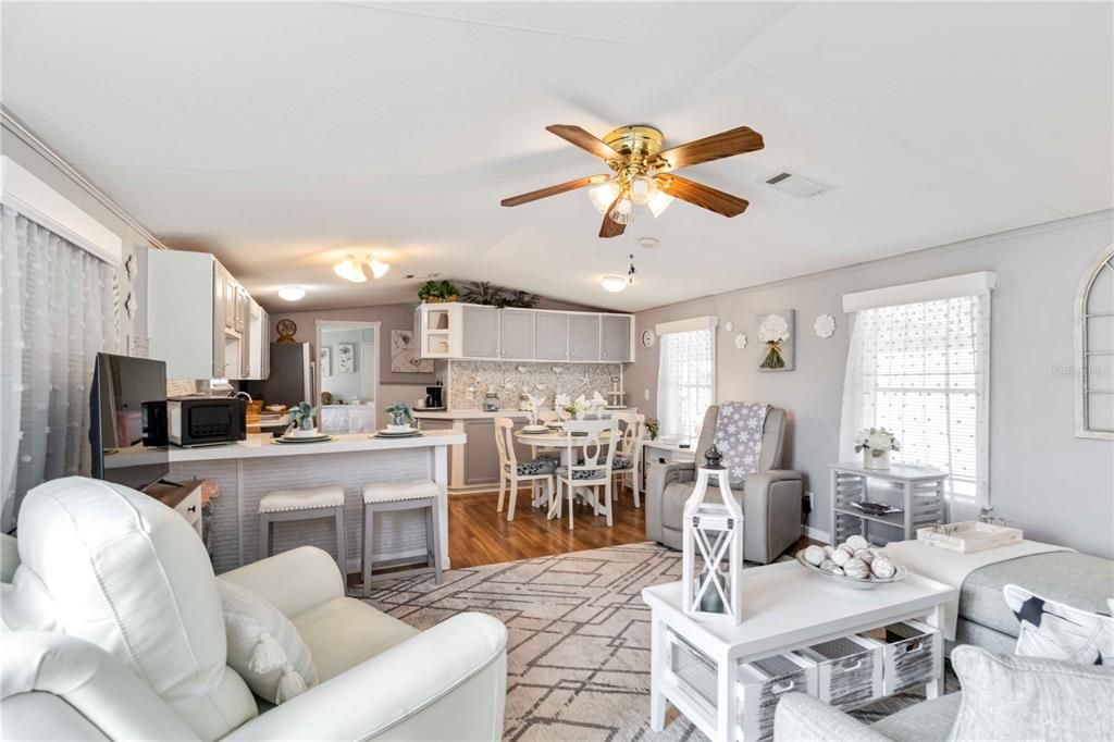 待售: $136,000 (2 贝兹, 2 浴室, 896 平方英尺)