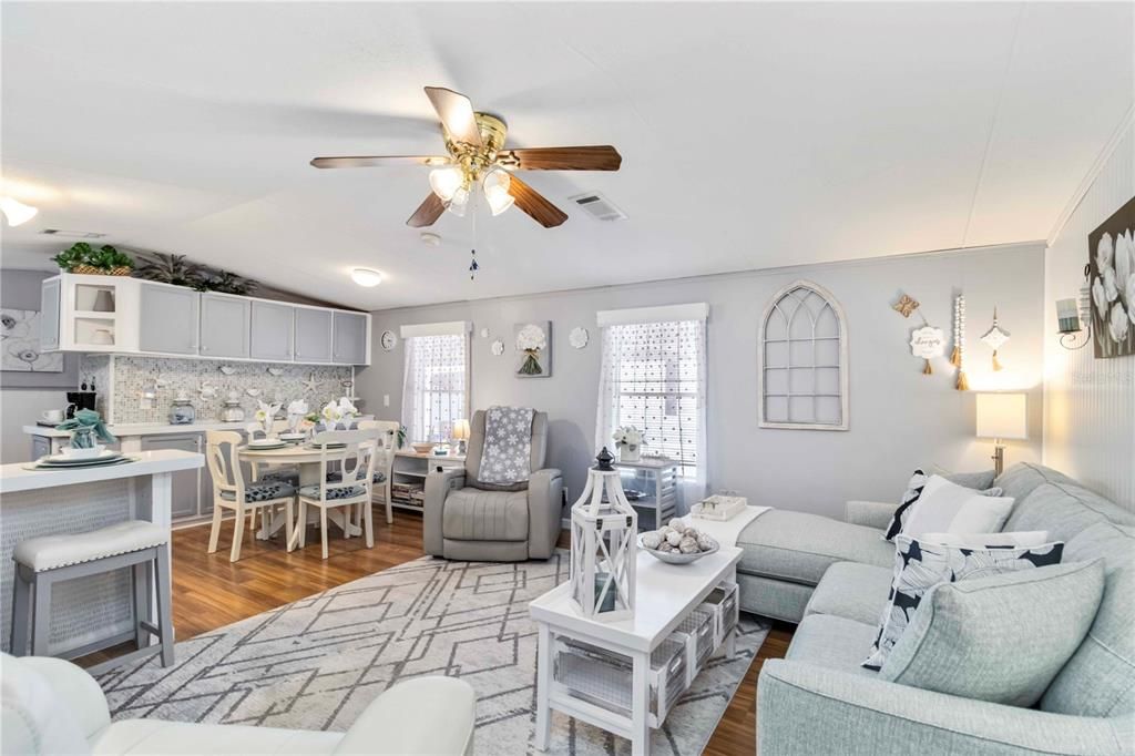 待售: $136,000 (2 贝兹, 2 浴室, 896 平方英尺)