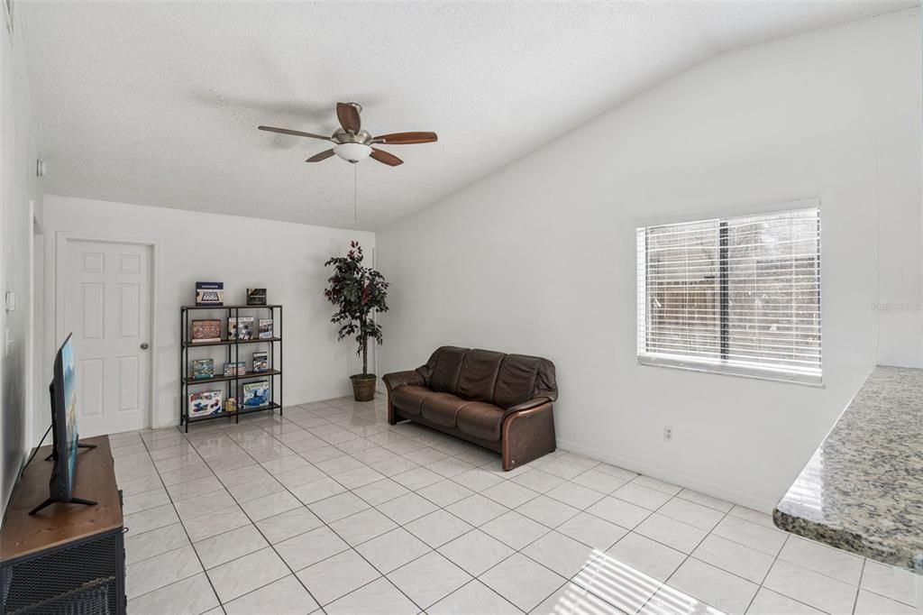 待售: $259,900 (3 贝兹, 2 浴室, 1025 平方英尺)