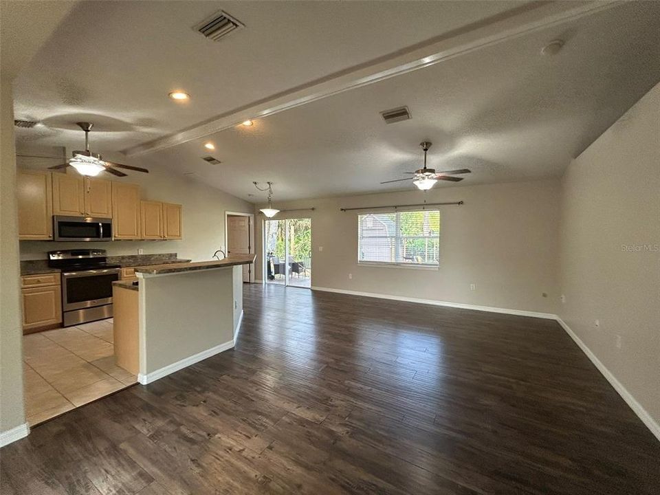 В аренду: $1,900 (3 спален, 2 ванн, 1302 Квадратных фут)