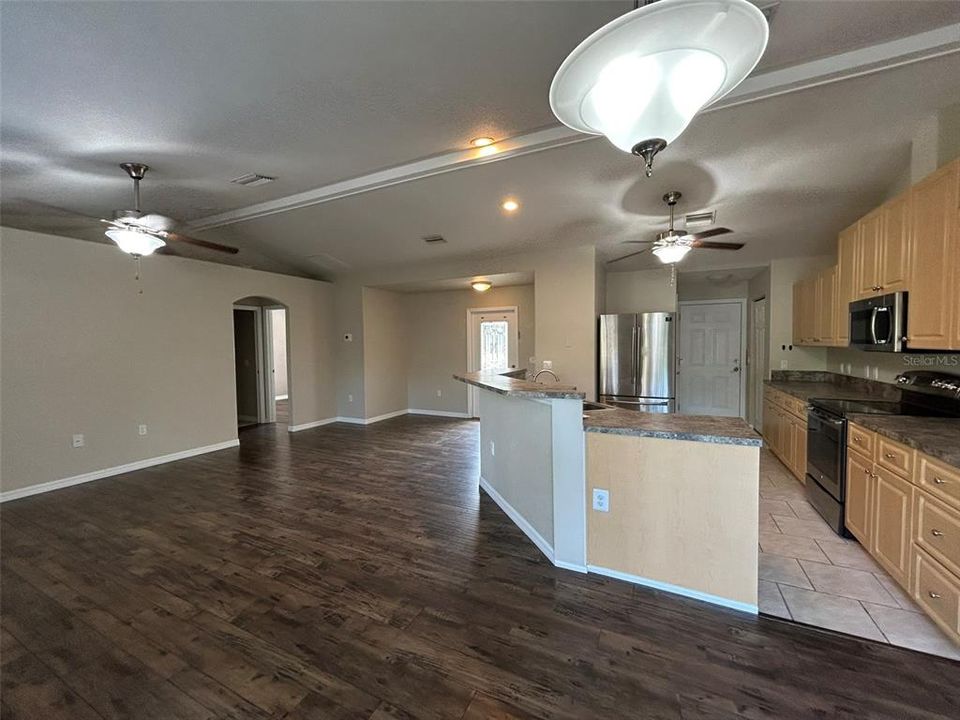 В аренду: $1,900 (3 спален, 2 ванн, 1302 Квадратных фут)