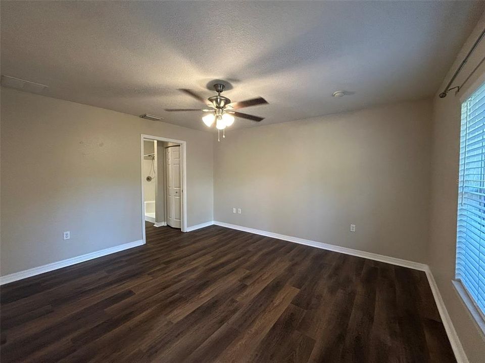 В аренду: $1,900 (3 спален, 2 ванн, 1302 Квадратных фут)