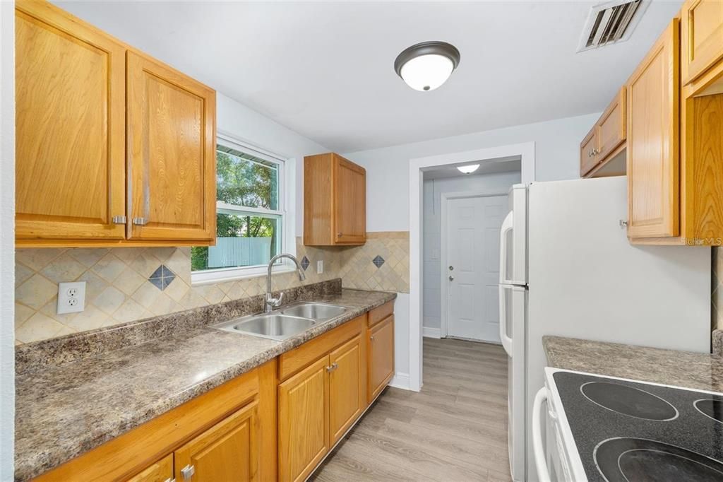 待售: $232,900 (4 贝兹, 2 浴室, 1662 平方英尺)