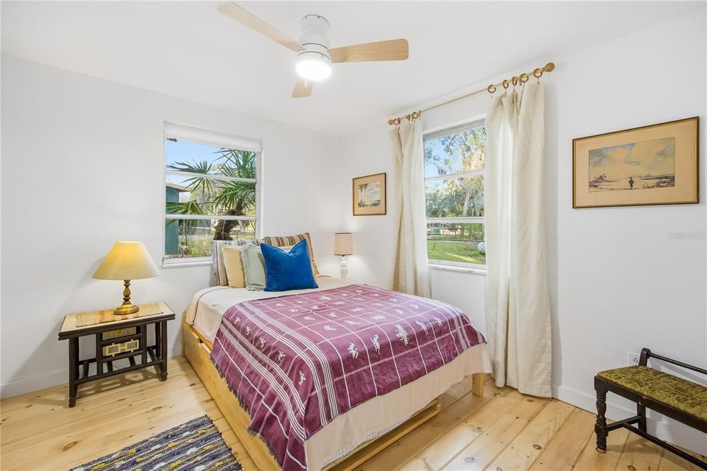 На продажу: $225,000 (2 спален, 1 ванн, 896 Квадратных фут)