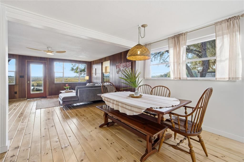 На продажу: $225,000 (2 спален, 1 ванн, 896 Квадратных фут)